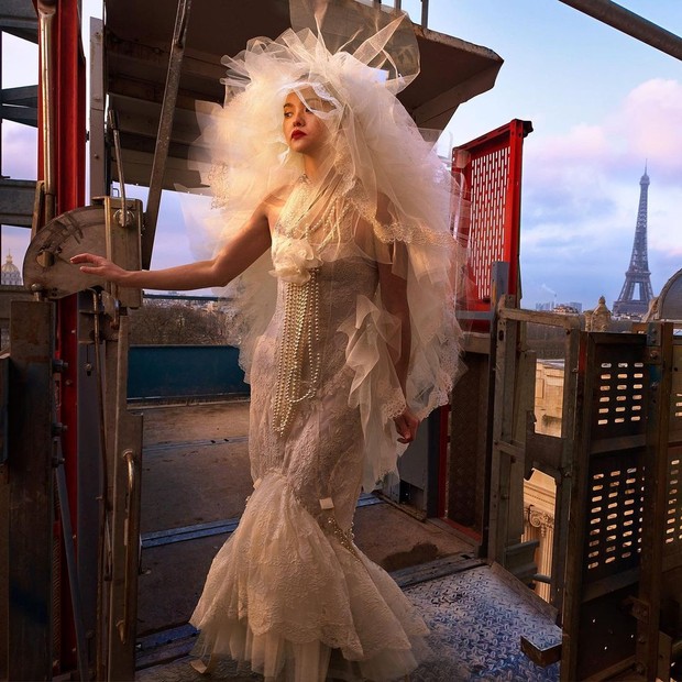 Busana Simone Rocha terinspirasi Lagerfeld/