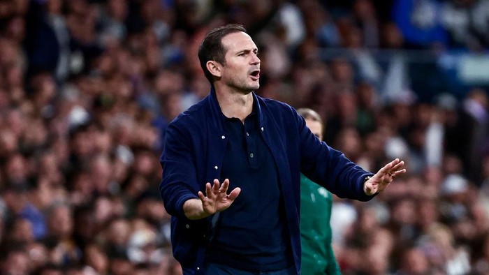 MADRID, SPAIN - APRIL 12: Frank Lampard, head coach of Chelsea FC gives instructions during the UEFA Champions League quarterfinal first leg match between Real Madrid and Chelsea FC at Estadio Santiago Bernabeu on April 12, 2023 in Madrid, Spain (Photo by MB Media/Getty Images)