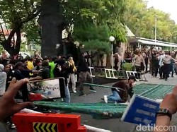 Ricuh Lagi! Kini Gerbang Belakang Kantor Ganjar Dijebol Massa Pendemo
