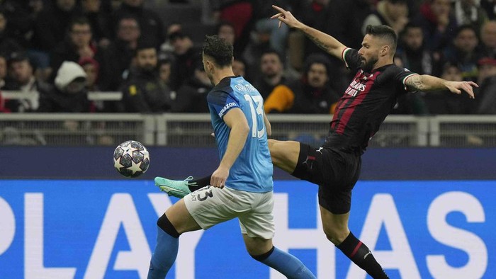 Gol Semata Wayang Ismael Bennacer Menangkan AC Milan Atas Napoli Napoli's Amir Rrahmani is challenged by AC Milan's Olivier Giroud, right, during the Champions League quarterfinal, first leg, soccer match between AC Milan and Napoli, at the San Siro stadium in Milan , Italy, Wednesday, April 12, 2023. (AP Photo/Luca Bruno)