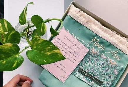 Hampers sajadah untuk lebaran. /Foto: Unsplash.com/Ain-m92.