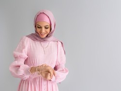 10 Rekomendasi Model Gamis Terbaru, Cocok Dipakai Mudik Lebaran!