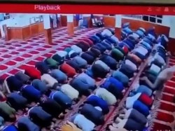 Rekaman CCTV Imam Masjid Ditusuk Saat Pimpin Salat di Masjid AS