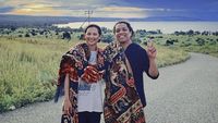 8 Foto Indah Permatasari-Arie Liburan ke Sumba, Anaknya Disorot Bikin Gemas
