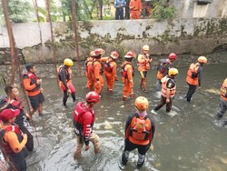 Pencarian Remaja Surabaya Terseret Arus Sungai Simo Hilir Dilanjutkan Pagi Ini