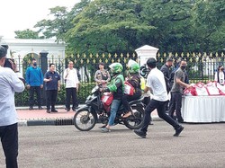 Ditemani Erick, Jokowi Bagikan Sembako ke Ojol dan Opang di Depan Istana