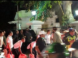 Jokowi Bagikan 1.700 Paket Sembako ke Warga di Istana Bogor