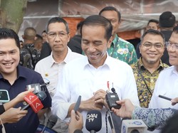 Senyum Jokowi Saat Ditanya soal Semobil dengan Ganjar di Jateng