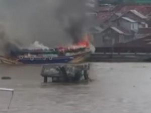 Kapal Jukung Bawa 40 Ton Beras Terbakar di Sungai Musi Palembang