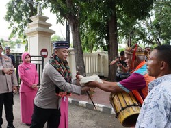 Kapolres Baru di Labuan Bajo Disambut Ritus Tuak Curu dan Manuk Kapu
