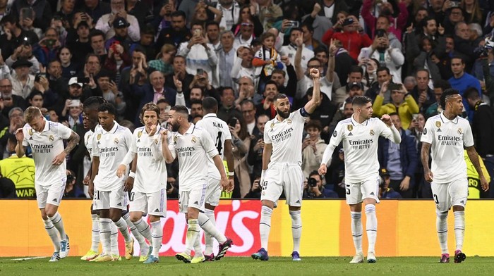 karim benzema real madrid vs chelsea real madrid liga champions perempatfinal liga champions Real Madrid's French forward Karim Benzema (3R) celebrates scoring the opening goal during the UEFA Champions League quarter final first leg football match between Real Madrid CF and Chelsea FC at the Santiago Bernabeu stadium in Madrid on April 12, 2023. (Photo by OSCAR DEL POZO / AFP) (Photo by OSCAR DEL POZO/AFP via Getty Images)