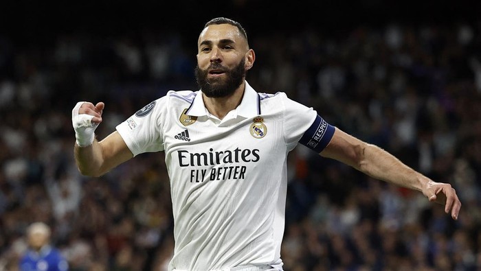 Soccer Football - Champions League - Quarter Finals - First Leg - Real Madrid v Chelsea - Santiago Bernabeu, Madrid, Spain - April 12, 2023 Real Madrids Karim Benzema celebrates scoring their first goal REUTERS/Juan Medina