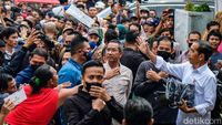 Ke Pasar Minggu, Jokowi Bagi-bagi Uang dan Sembako
