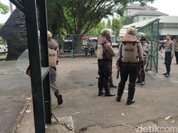 Demo Tolak UU Cipta Kerja Ricuh, Massa Jebol Gerbang Kantor Ganjar