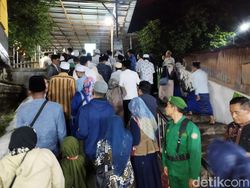 Ikhtiar Kejar Lailatul Qadar, Jemaah Padati Makam Sunan Giri