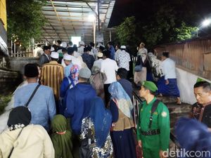 Ratusan Jemaah Padati Makam Sunan Giri Demi Lailatul Qadar Ratusan Jemaah Padati Makam Sunan Giri Demi Lailatul Qadar