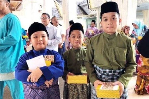 Manambang merupakan tradisi bersilaturahmi dan memberikan THR yang dilakukan oleh anak-anak