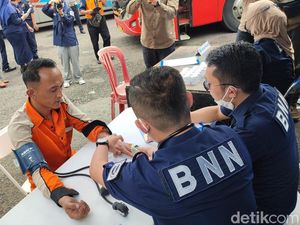 Masuk Terminal Ciamis Jelang Mudik, Sopir Bus Diperiksa BNN Masuk Terminal Ciamis Jelang Mudik, Sopir Bus Diperiksa BNN