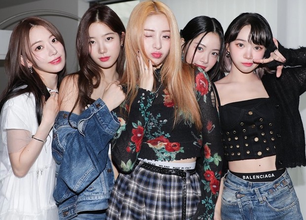 Merawat kecantikan dengan masker wajah / Foto: instagram.com/le_sserafim