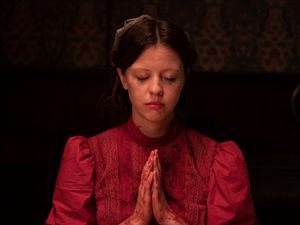 Sosok Mia Goth Sang Ratu Horor yang Kini Gabung MCU Sosok Mia Goth Sang Ratu Horor yang Kini Gabung MCU
