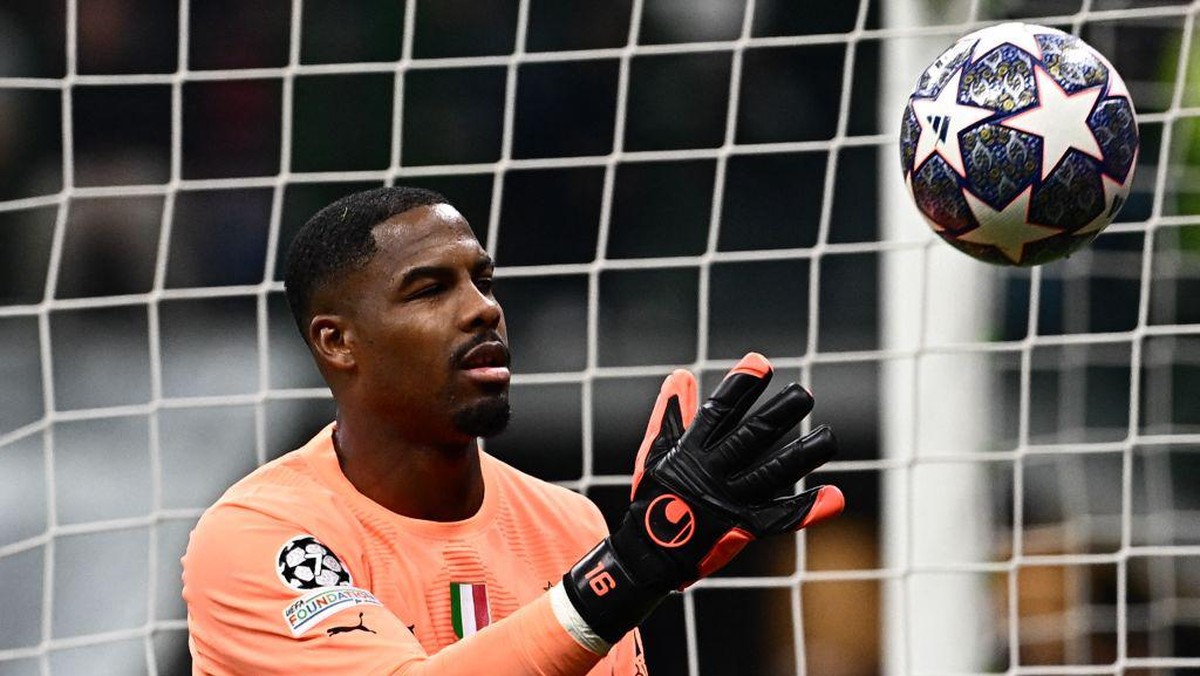 Sihir Mike Maignan membuat Napoli kalah dari AC Milan (AFP via Getty Images/GABRIEL BOUYS)