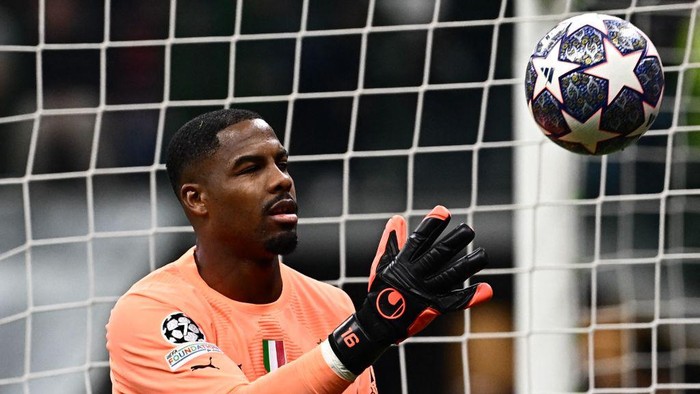 Mike Maignan AC Milans French goalkeeper Mike Maignan throws the ball during the UEFA Champions League quarter-finals first leg football match between AC Milan and SSC Napoli on April 12, 2023 at the San Siro stadium in Milan. (Photo by GABRIEL BOUYS / AFP) (Photo by GABRIEL BOUYS/AFP via Getty Images)