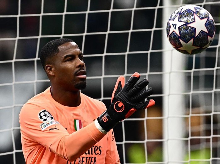 AC Milan's French goalkeeper Mike Maignan throws the ball during the UEFA Champions League quarter-finals first leg football match between AC Milan and SSC Napoli on April 12, 2023 at the San Siro stadium in Milan. (Photo by GABRIEL BOUYS / AFP) (Photo by GABRIEL BOUYS/AFP via Getty Images)
