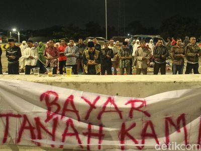 Momen Ahli Waris Lahan Gelar Salat Tarawih di Tol Jatikarya