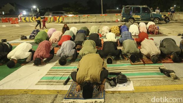 Ahli waris lahan Tol Jatikarya melakukan aksi shalat maghrib dan tarawih di Tol Cimanggis - Cibitung, Bekasi, Kamis (13/3/2023).