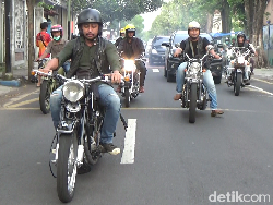 Komunitas Motor Antik Lumajang Ngabuburit Bareng hingga Bagikan Takjil