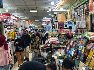Jelang Lebaran, Penjual Kerudung Thamcit Raup Jutaan Rupiah