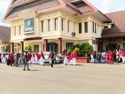 200 Honorer RSUD Pangkep Long March ke DPRD Tuntut Perbaikan Remunerasi