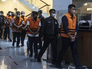 10 Tersangka Kasus Korupsi Proyek Jalur Kereta Api Ditahan KPK 10 Tersangka Kasus Korupsi Proyek Jalur Kereta Api Ditahan KPK