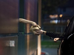 Duh! Pekerja Drive Thru Ini Berhubungan Intim Saat Layani Pelanggan