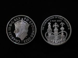Melihat Koin Baru Inggris Bergambar Raja Charles III