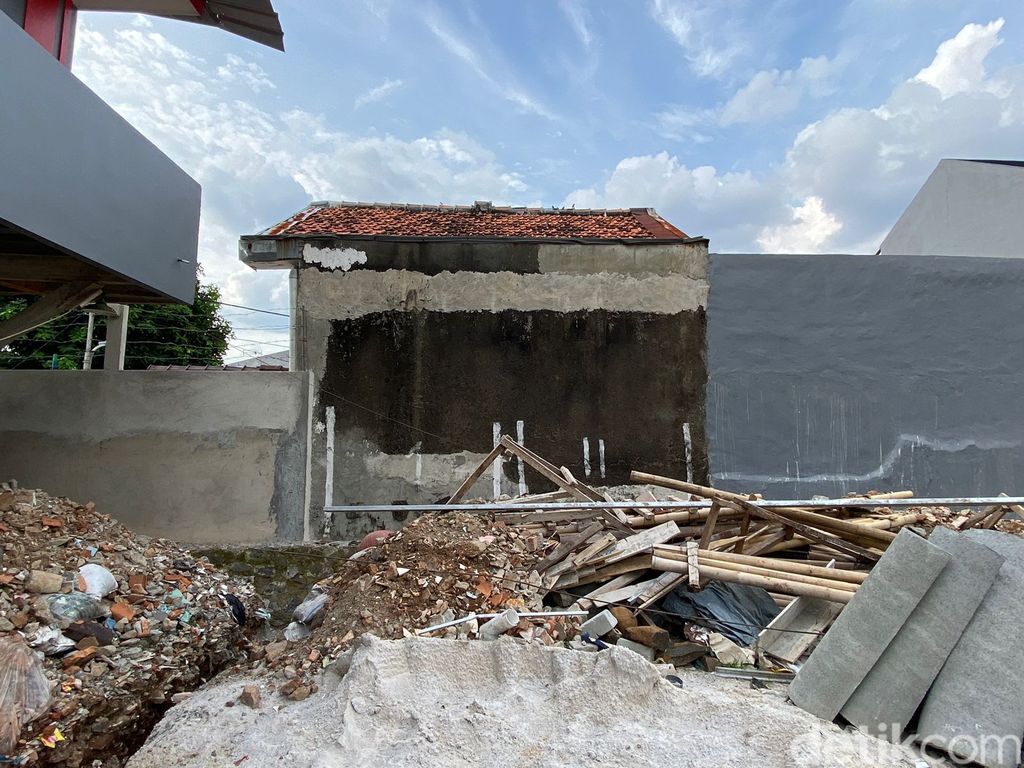 Penangnan tembok Bu Ami di Tebet yang rawan jebol: Kawat berduri. (Devi Puspitasari/detikcom)