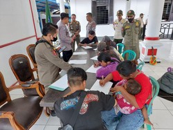 Pengamen dan Badut Biasa Mangkal di Kepanjen Terjaring Operasi