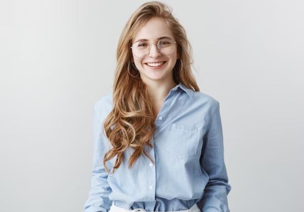 Percaya diri/ foto: Freepik/ cookie_studio Perempuan tersenyum