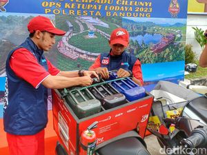 Motor Bermuatan Jerigen Bensin Siap Bantu Pemudik Kehabisan Bensin