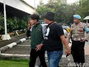 Demo di Kompleks Kantor Ganjar Ricuh Lagi, 1 Orang Diamankan