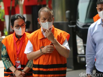 Potret Bupati Nonaktif Kapuas dan Istrinya Diborgol