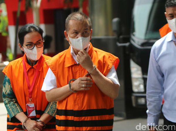Potret Bupati Nonaktif Kapuas dan Istrinya Diborgol