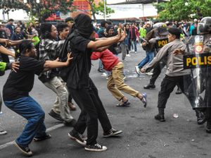 Potret Demo Ricuh di Kantor Ganjar Pranowo