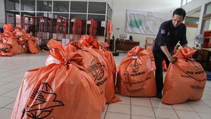 Potret Kurir Kebanjiran Paket Jelang Lebaran