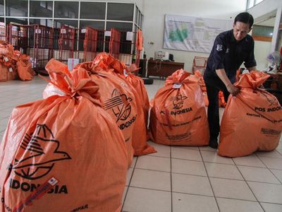 Potret Kurir Kebanjiran Paket Jelang Lebaran
