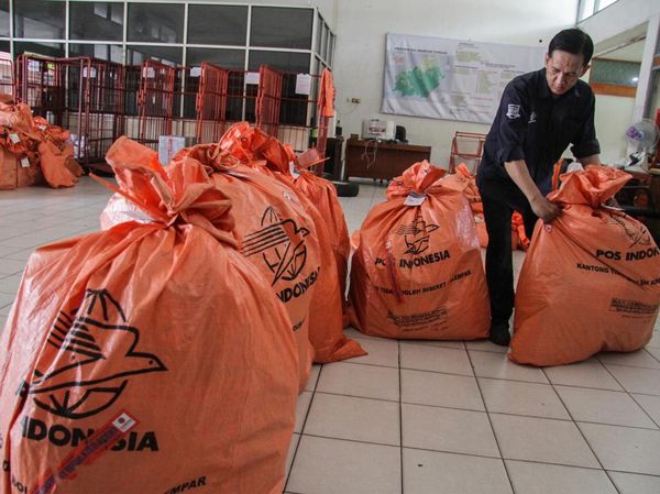 Potret Kurir Kebanjiran Paket Jelang Lebaran