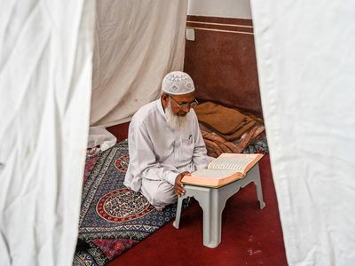 Potret Muslim Pakistan Berburu Malam Lailatulqadar di Masjid