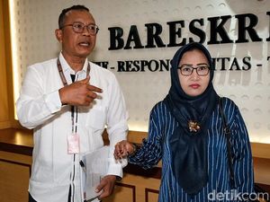 Potret Wanita Histeris di Rapat DPR-Kapolri Datangi Bareskrim Potret Wanita Histeris di Rapat DPR-Kapolri Datangi Bareskrim