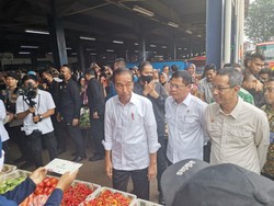 Cek Bahan Pokok di Pasar, Jokowi Akui Harga Beras Belum Turun