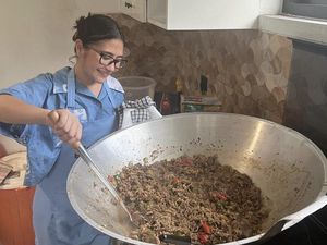 Mulia! 10 Momen Prilly Latuconsina Masak untuk 300 Porsi Makanan Gratis